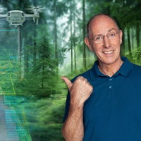 Thomas Ranft im Wald mit Drohne