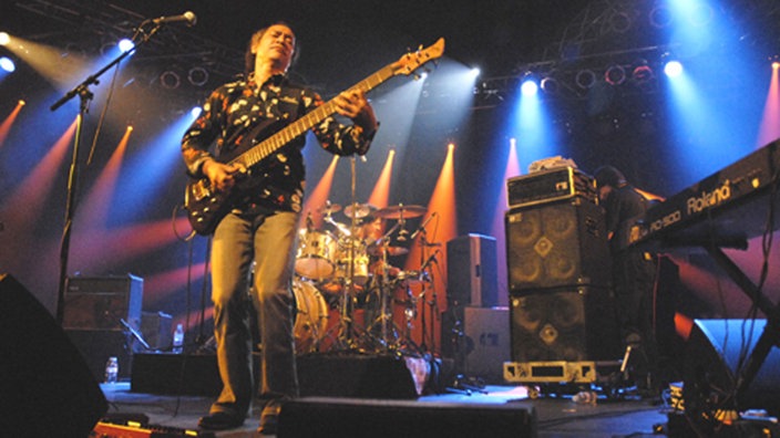 Ein Gitarrist von Snowy White bei den 28. Leverkusener Jazztagen 2007