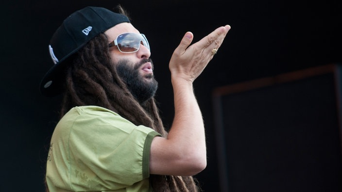 Alborosie schickt einen Luftkuss in die Menge