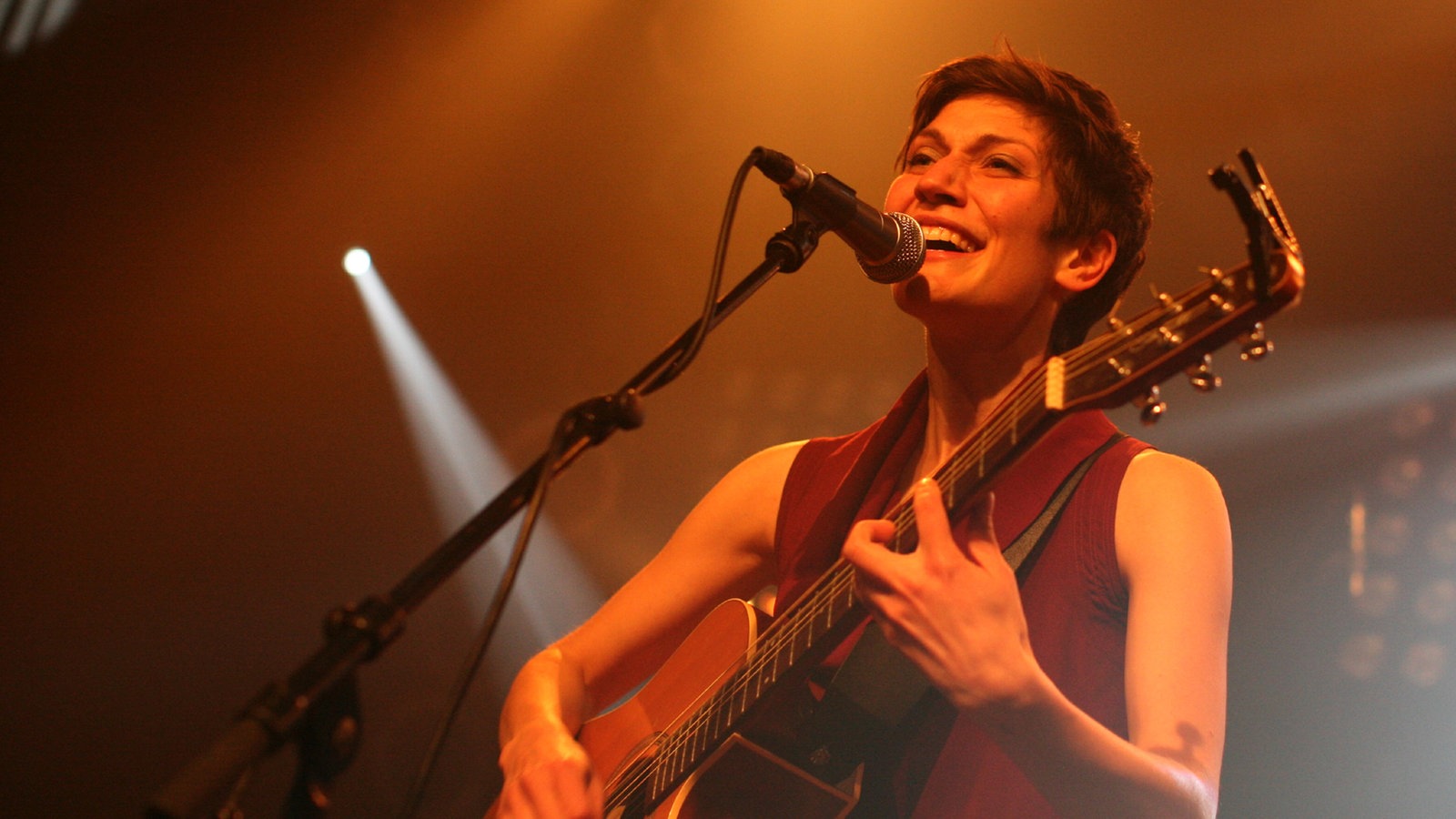 Alin Coen singt, spielt Gitarre und schaut dabei nach oben