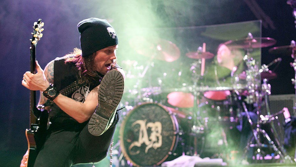 Sänger Myles Kennedy von Alter Bridge performt auf der Bühne