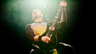 Gitarrist Mark Tremonti spielt auf der Bühne