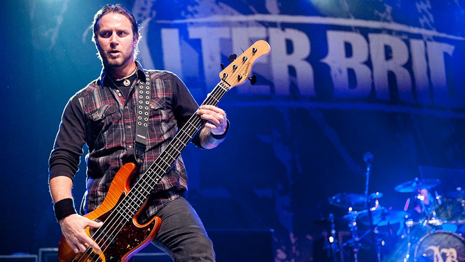 Brian Marshall spielt Bass auf der Bühne