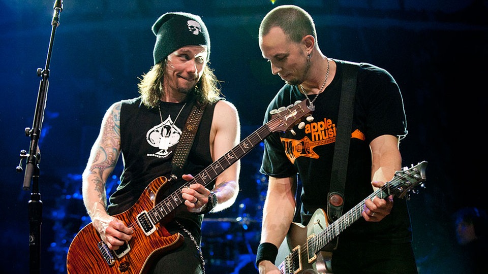 Myles Kennedy und  Mark Tremonti von Alter Bridge spielen Gitarre 