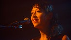 Gitarristin von Angelika Express sieht gut aus und singt entspannt ins Mikrofon