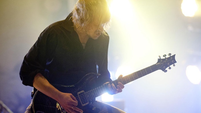 Der Gitarrist spielt konzentriert ein Solo