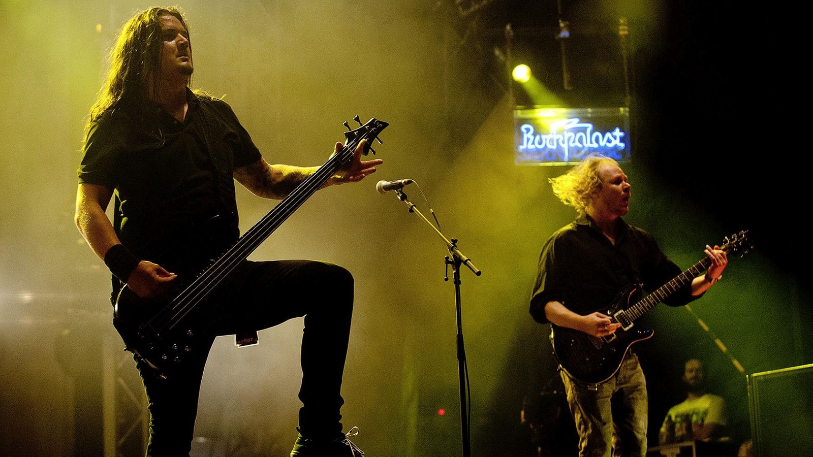 Der Bassist und der Gitarrist von Heaven Shall Burn