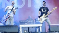 Manchmal freuen sich Musiker auch während sie spielen, und lächeln dann.