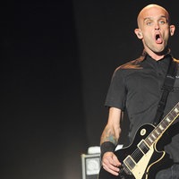 Gitarrist von Rise Against performt auf der Area4-Bühne