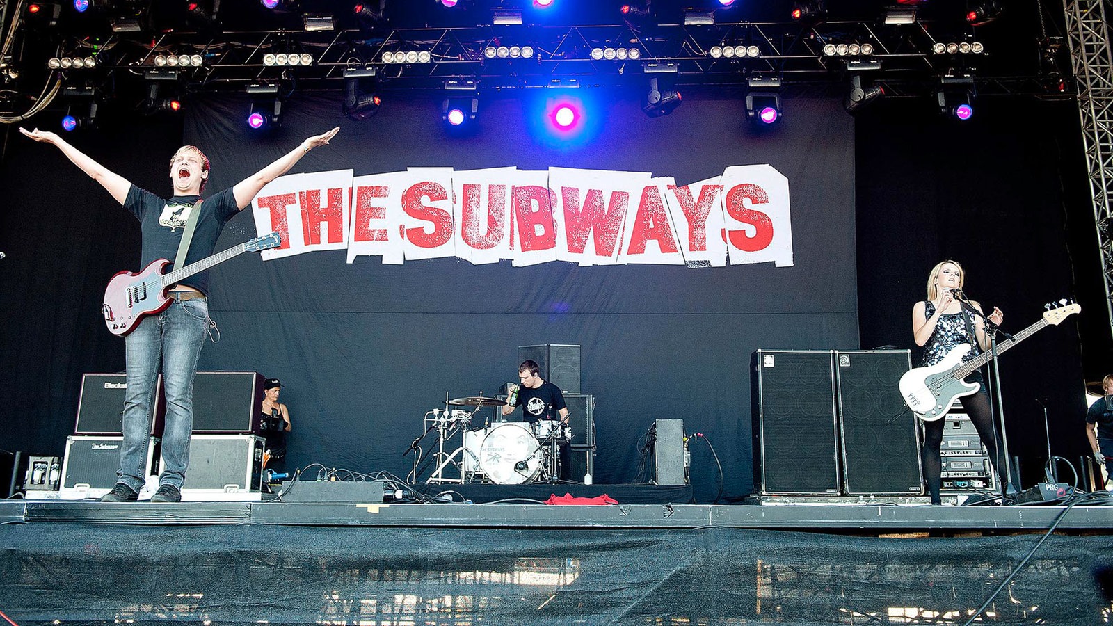 Totalaufnahme von The Subways auf der Bühne, Band  macht Stimmung