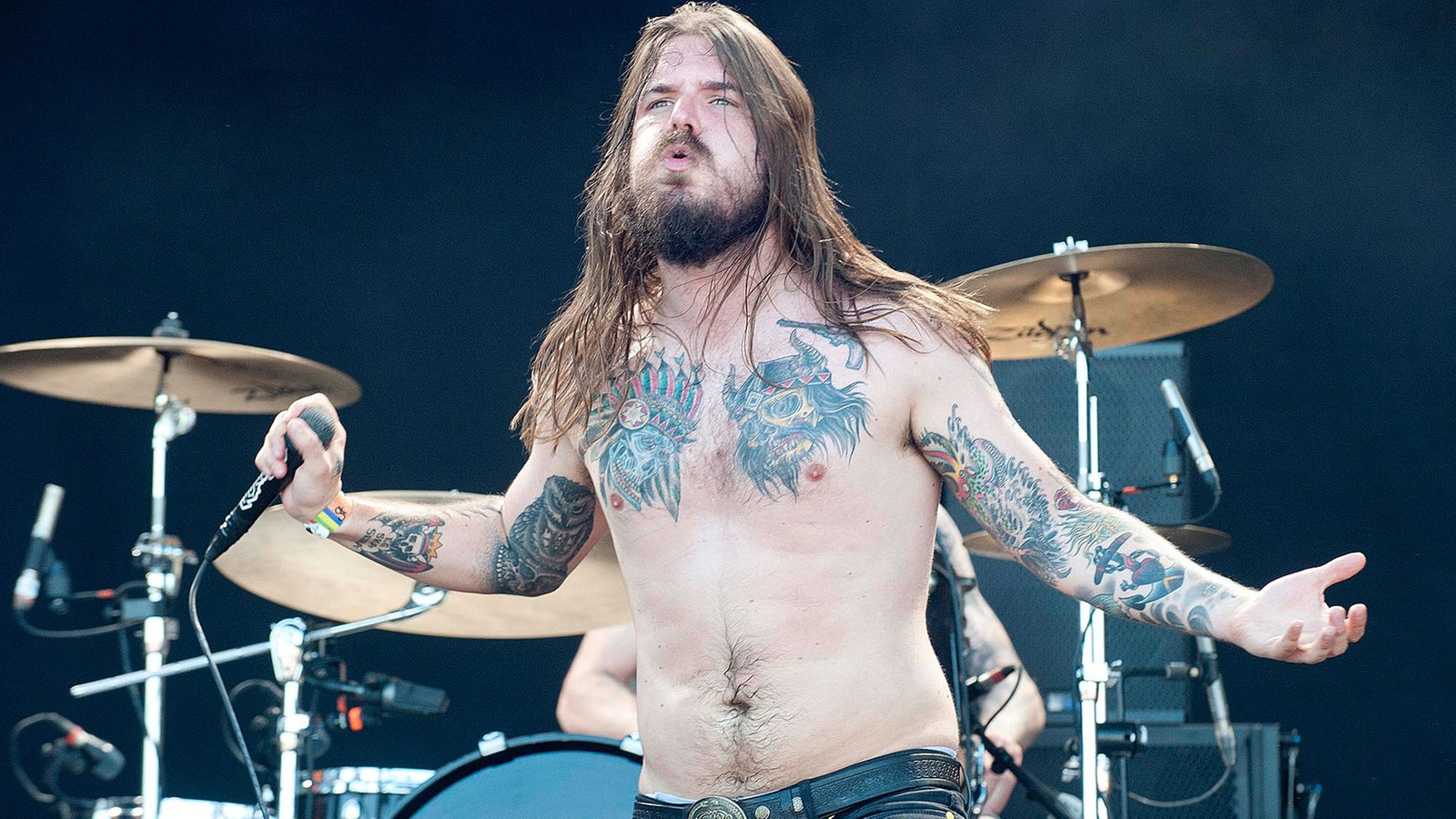 Sänger von Kvelertak mit tatoowiertem nacktem Oberkörper