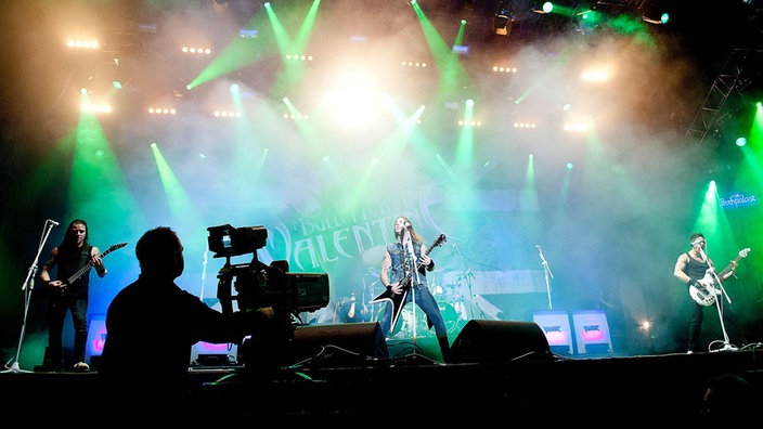 Konzertkulisse bei "Bullet For My Valentine" mit der Silouette eines Kameramanns vor der Bühne
