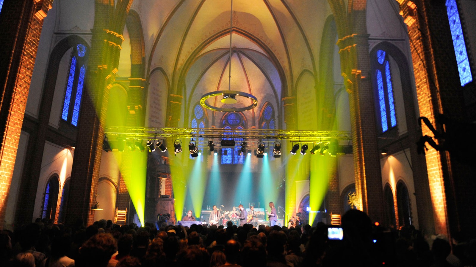 Die "Band of Horses" steht in einer Kiirche auf der Bühne und spielt
