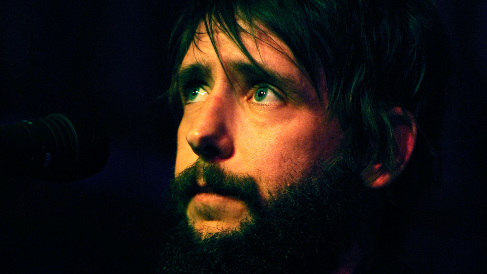Der Sänger der "Band of Horses" mit schwarzem Vollbart im Porträt