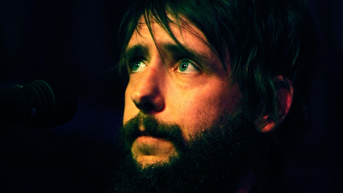 Der Sänger der "Band of Horses" mit schwarzem Vollbart im Porträt