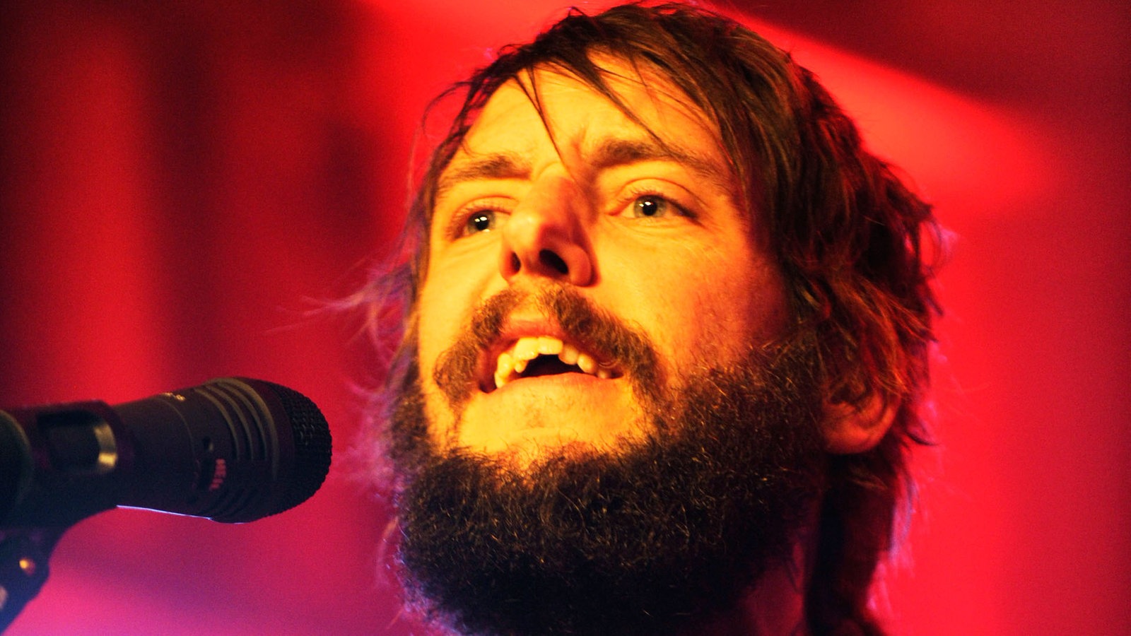 Der Sänger der"Band of Horses" blickt mit funkelnden Augen in das Publikum