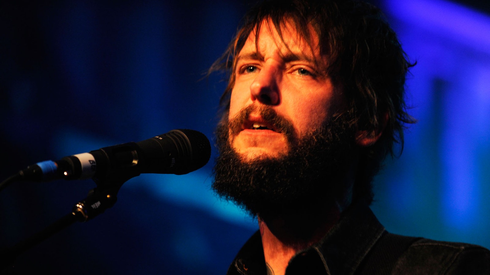 Der Sänger der "Band of Horses" wird vom Scheinwerferlicht angestrahlt
