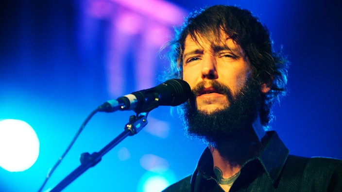 Der Sänger der "Band of Horses" performed ein Lied auf der Bühne