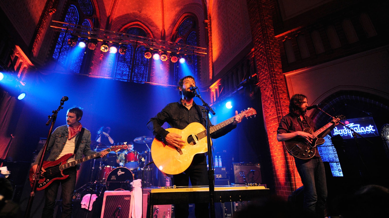 Die Band spielt gleichzeitig Akkustik und E-Gitarre auf der Bühne