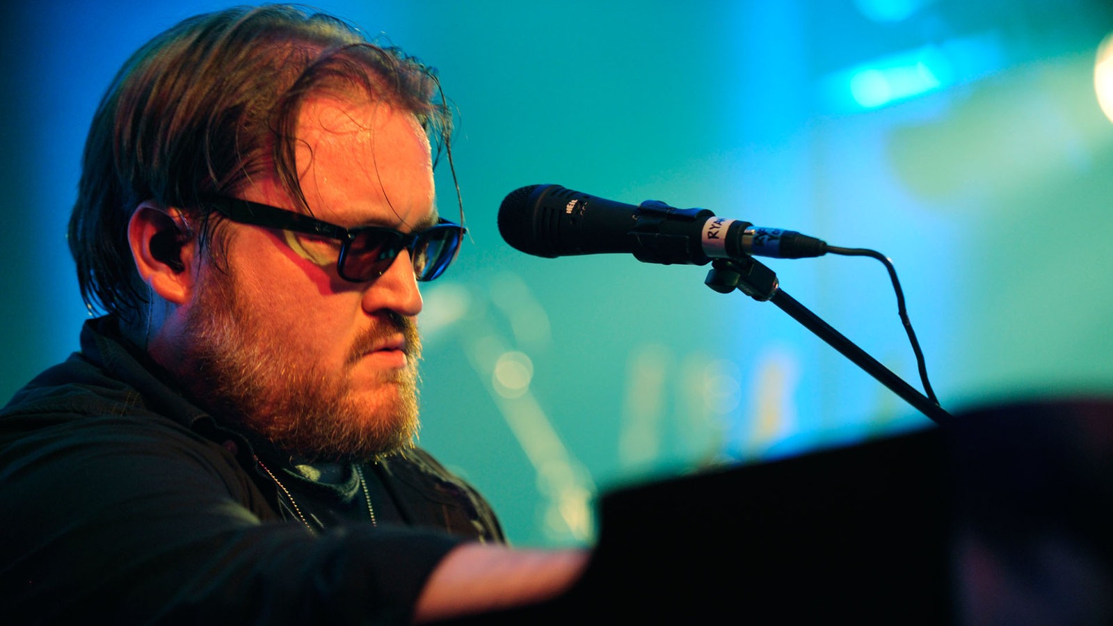 Ray Charles Optik sehr ähnlich , sitzt der Keyboarder vor seinem Instrument