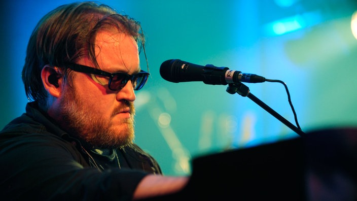 Ray Charles Optik sehr ähnlich , sitzt der Keyboarder vor seinem Instrument
