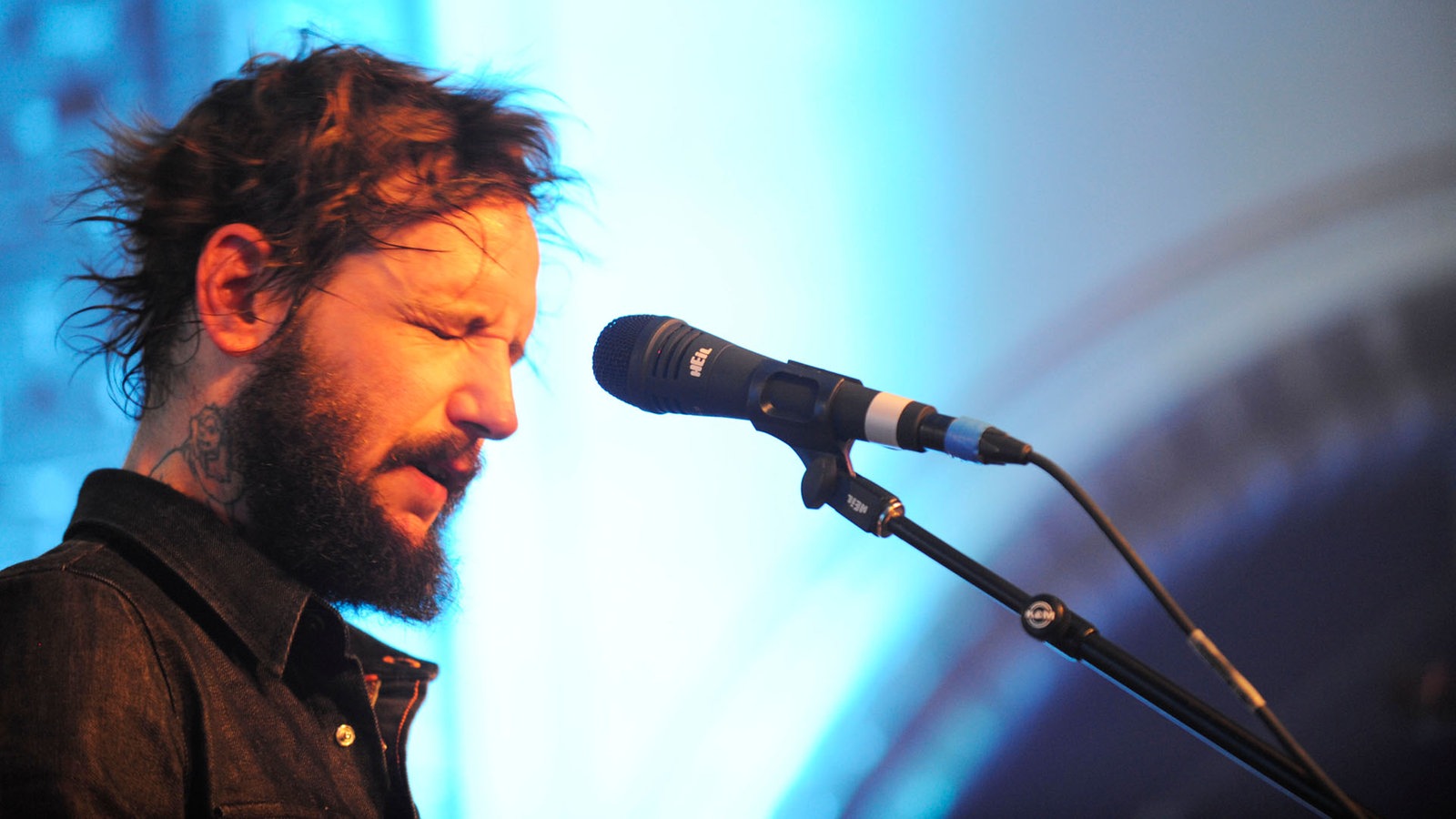 Der Sänger der "Band of Horses" verschliesst beim Singen die Augen