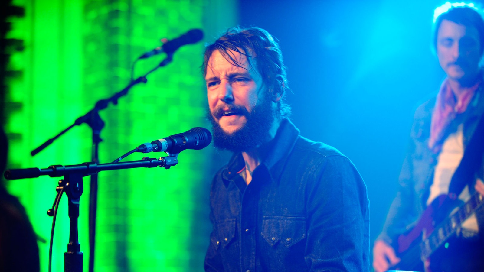 Der Frontmann der Band blickt in das Publikum