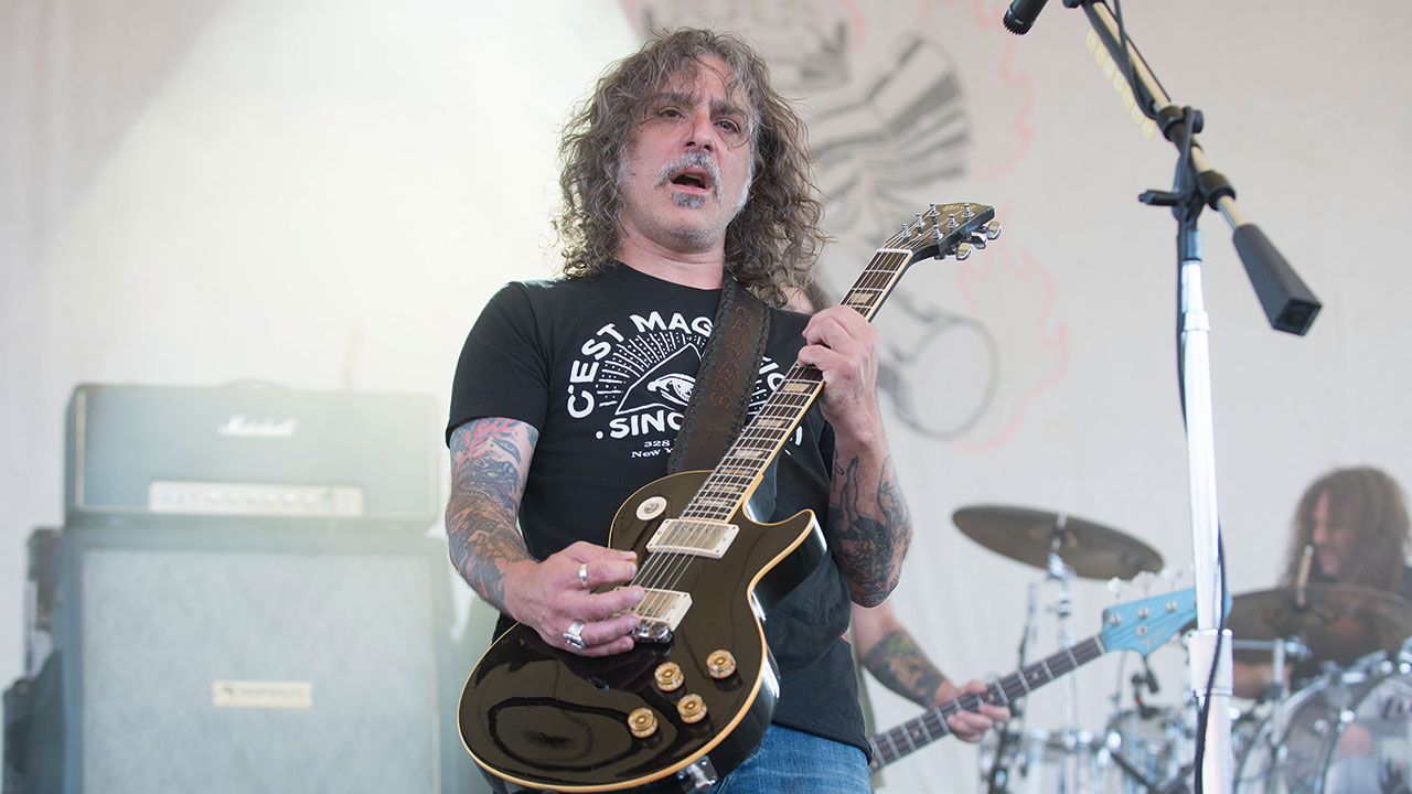 Der Gitarrist der Band Monster Magnet am spielen