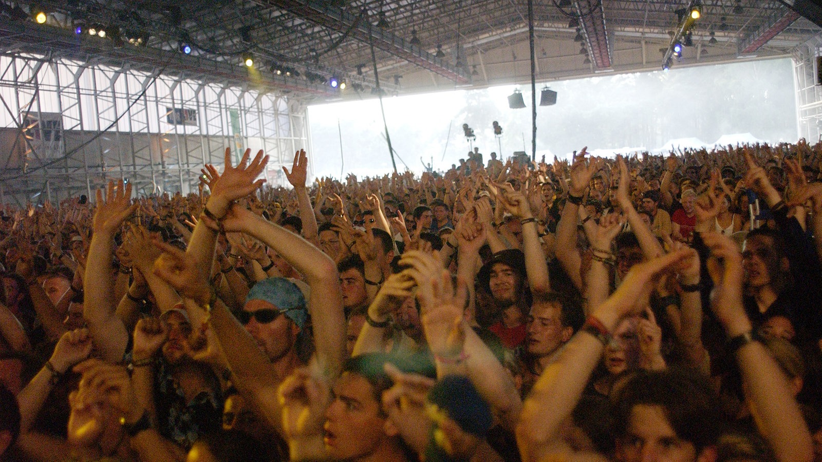 Das Publikum bei Fünf Sterne Deluxe beim Bizarre Festival 2001