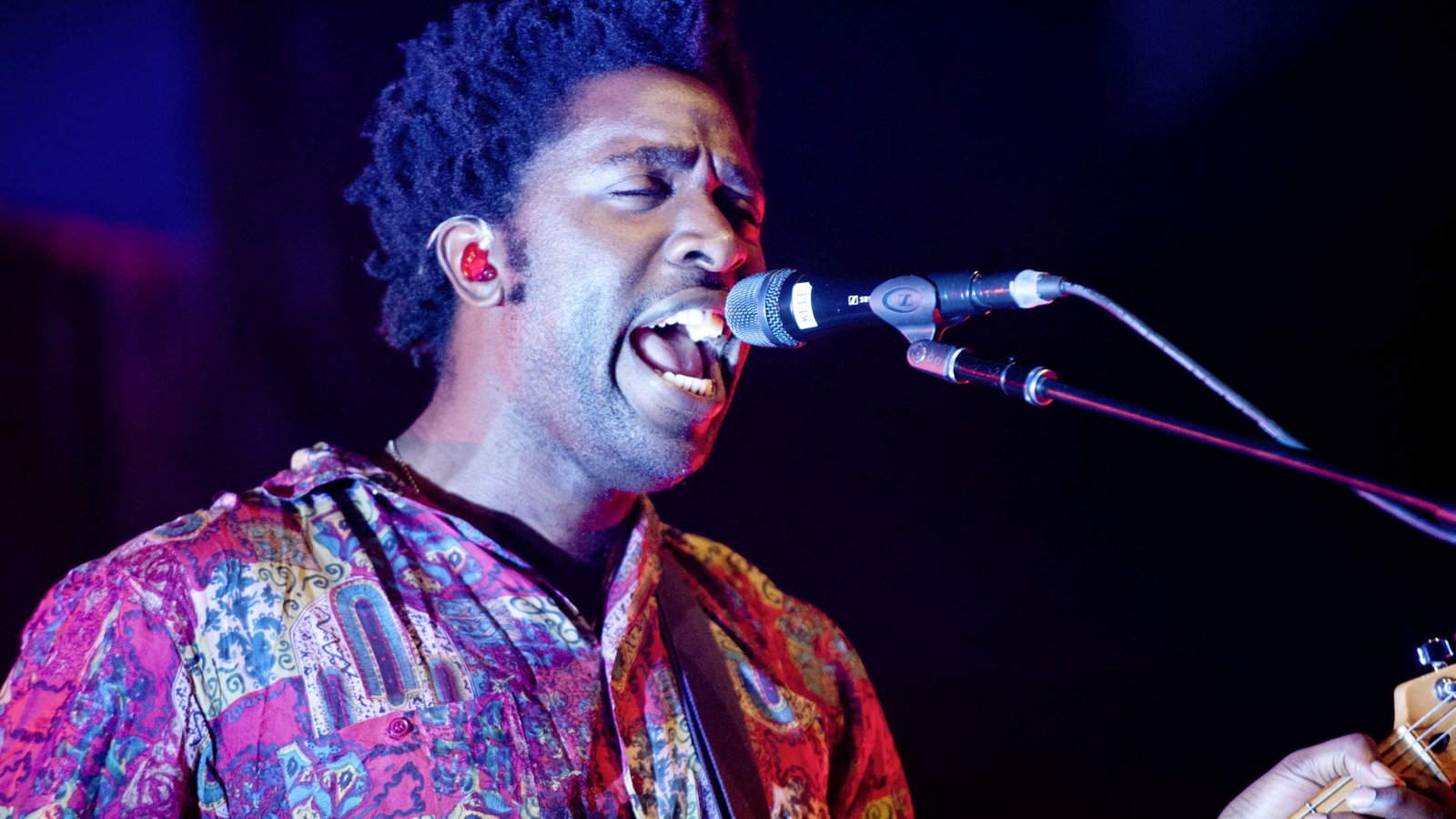 Bloc Party Sänger singt mit geschlossenen Augen 