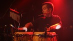 Ein Bongospieler von Von Thun & 77 beim Bootleg im September 2007 
