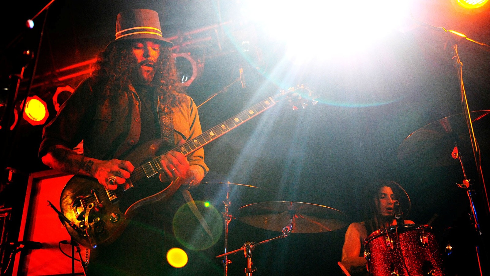 Brant Bjork und sein Drummer stehen nebeinander auf der Bühne