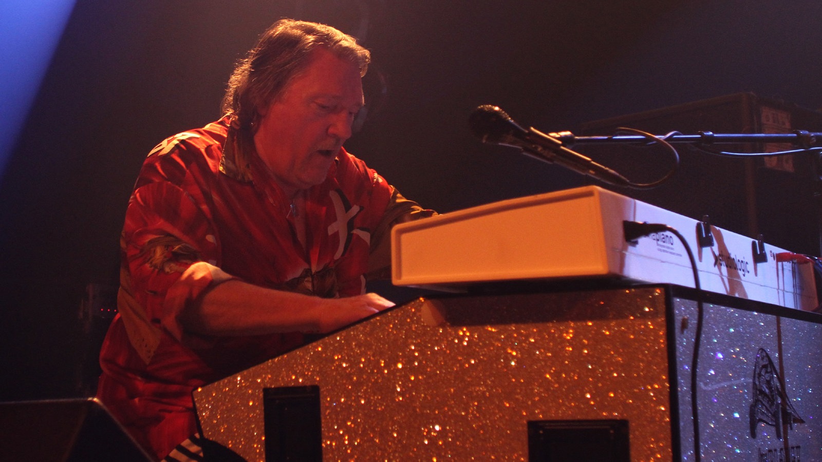 Brian Auger schaut auf sein Keyboard