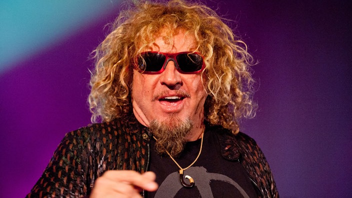 Porträt von Sammy Hagar mit roter Sonnenbrille und lockigem Haar