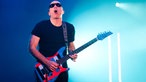 Der Gitarrist der Band hat seine Gitarre umhängen und ist leicht nach vorne gebeugt 