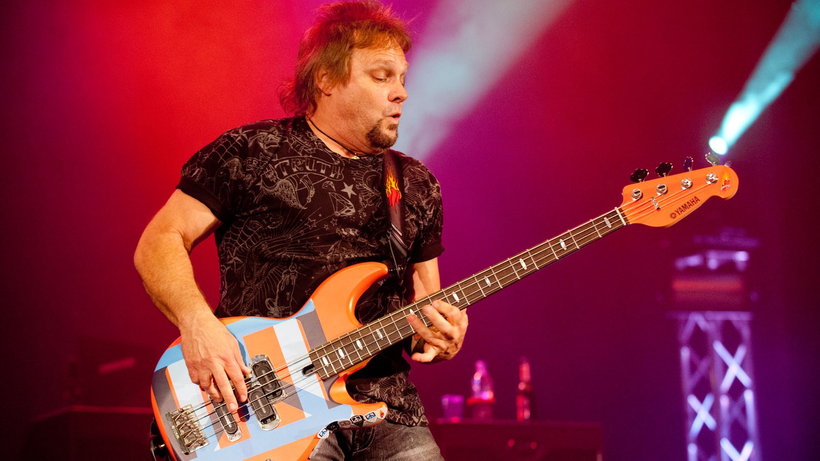 Der Bassist dreht sich leicht zur Seite