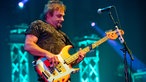 Michael Anthony, Bassist der Band gibt alles am Bass und und lehnt sich beim Spielen etwas zurück