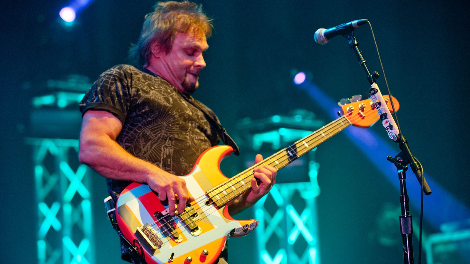 Michael Anthony, Bassist der Band gibt alles am Bass und und lehnt sich beim Spielen etwas zurück