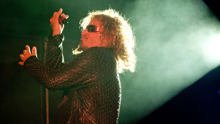 Der Sänger der Chickenfoot´s im Seitenprofil wirbelt mit den Armen in der Luft rum