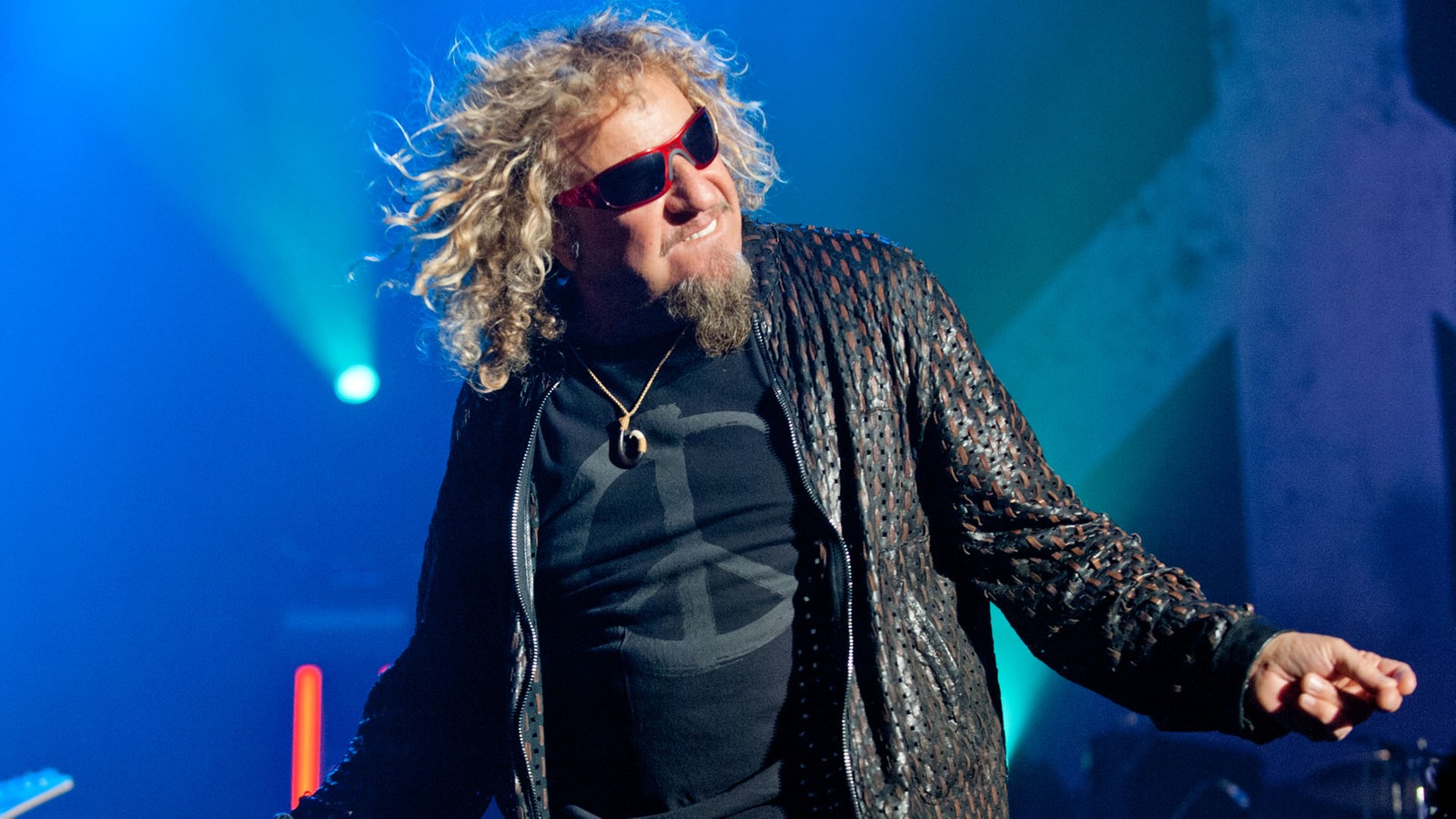 Sammy Hagar leicht nach rechts gebeugt und  den linken vom Körper weg gestreckt