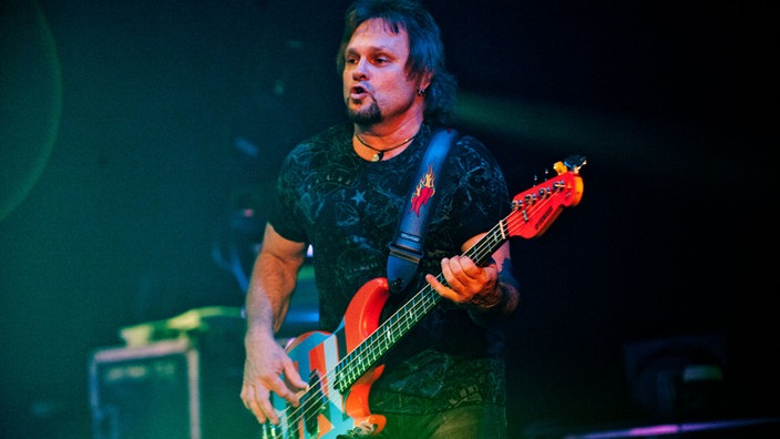 Michael Anthony an seinem Bass mit geschürzten Lippen