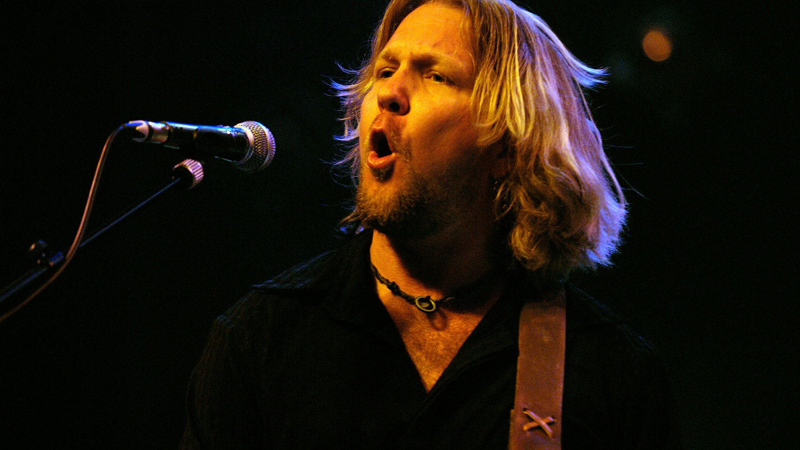 Devon Allman steht mit seiner Honeytribe am Mikrofon bei der Classic Rocknacht 2007