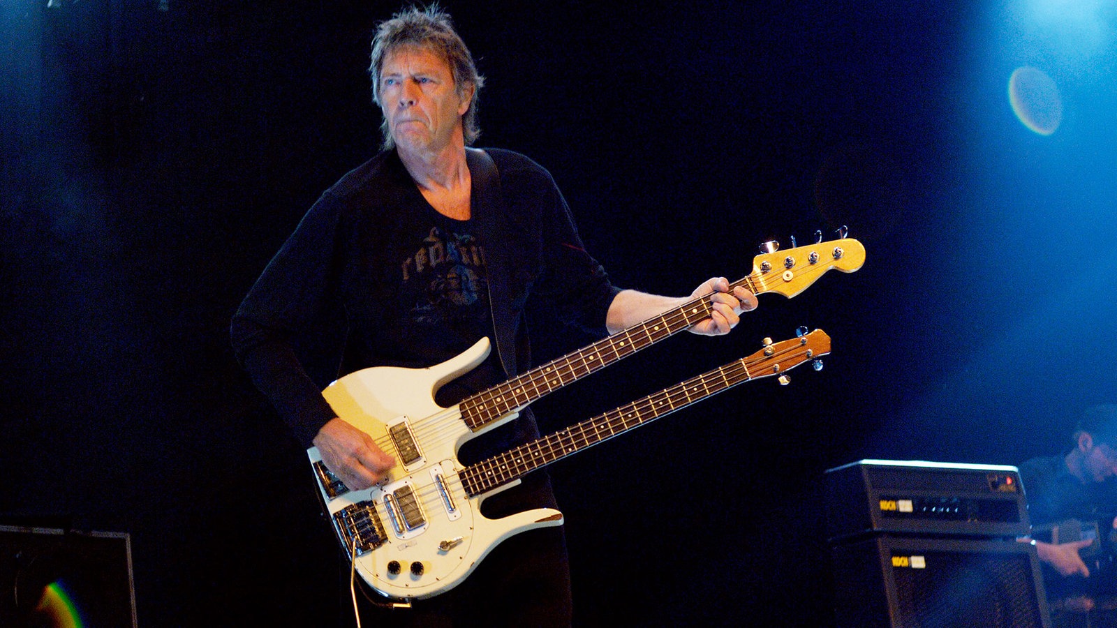 Rinus Gerritsen von Golden Earring spielt auf dem Bass bei der Classic Rocknacht 2007