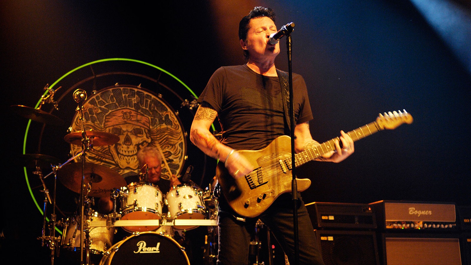 Barry Hay von Golden Earring an Gitarre und Mikrofon bei der Classic Rocknacht 2007