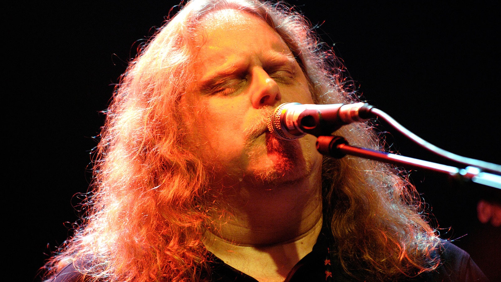 Nahaufnahme von Warren Haynes von Gov't Mule am Mikrofon bei der Classic Rocknacht 2007