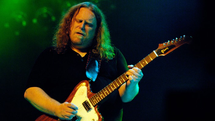 Warren Haynes von Gov't Mule konzentriert an der Gitarre bei der Classic Rocknacht 2007