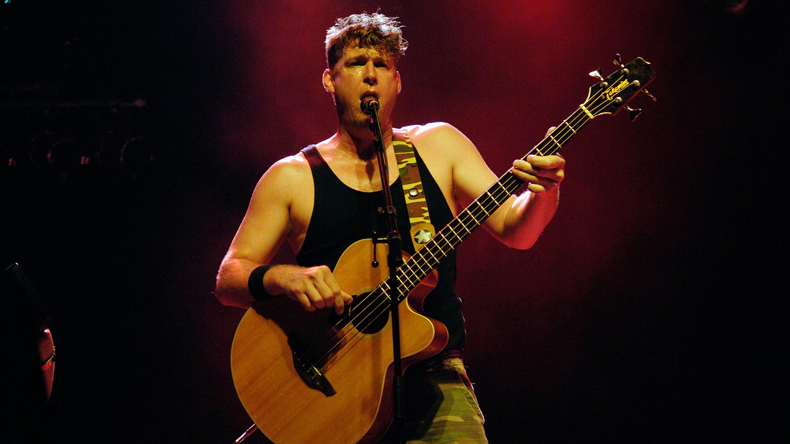 Jake Byers von Hayseed Dixie am Bass bei der Classic Rocknacht 2007
