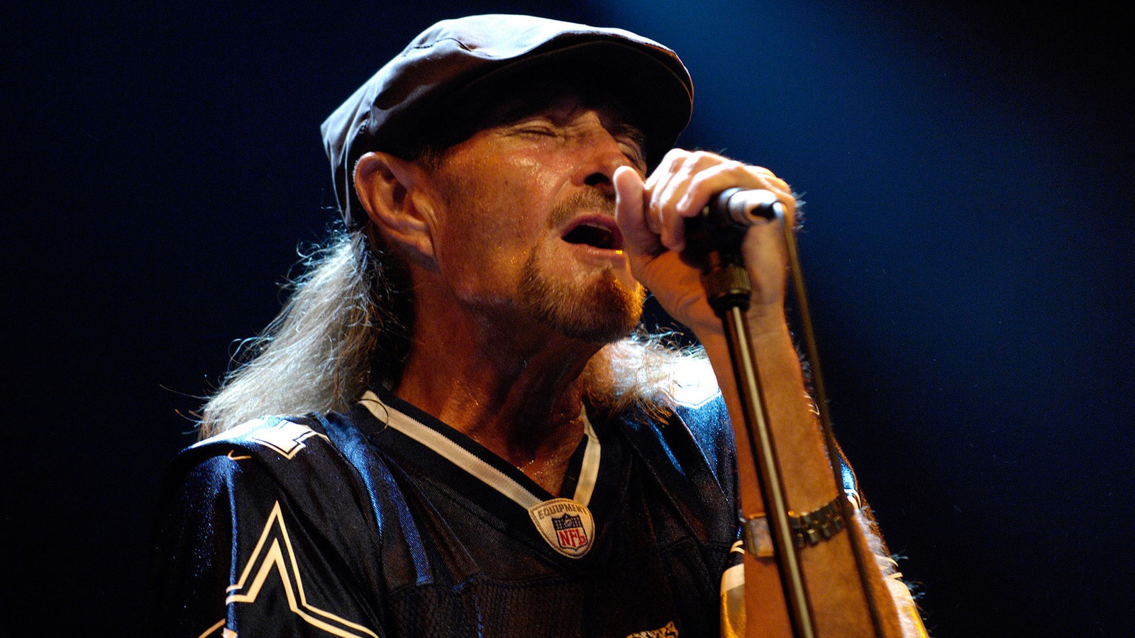 Rusty Burns von Point Blank singt mit geschlossenen Augen bei der Classic Rocknacht 2007