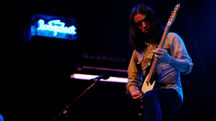 Paul Mahon von The Answer an der Gitarre, dabei steht ein Bein auf einer Box bei der Classic Rocknacht 2007 