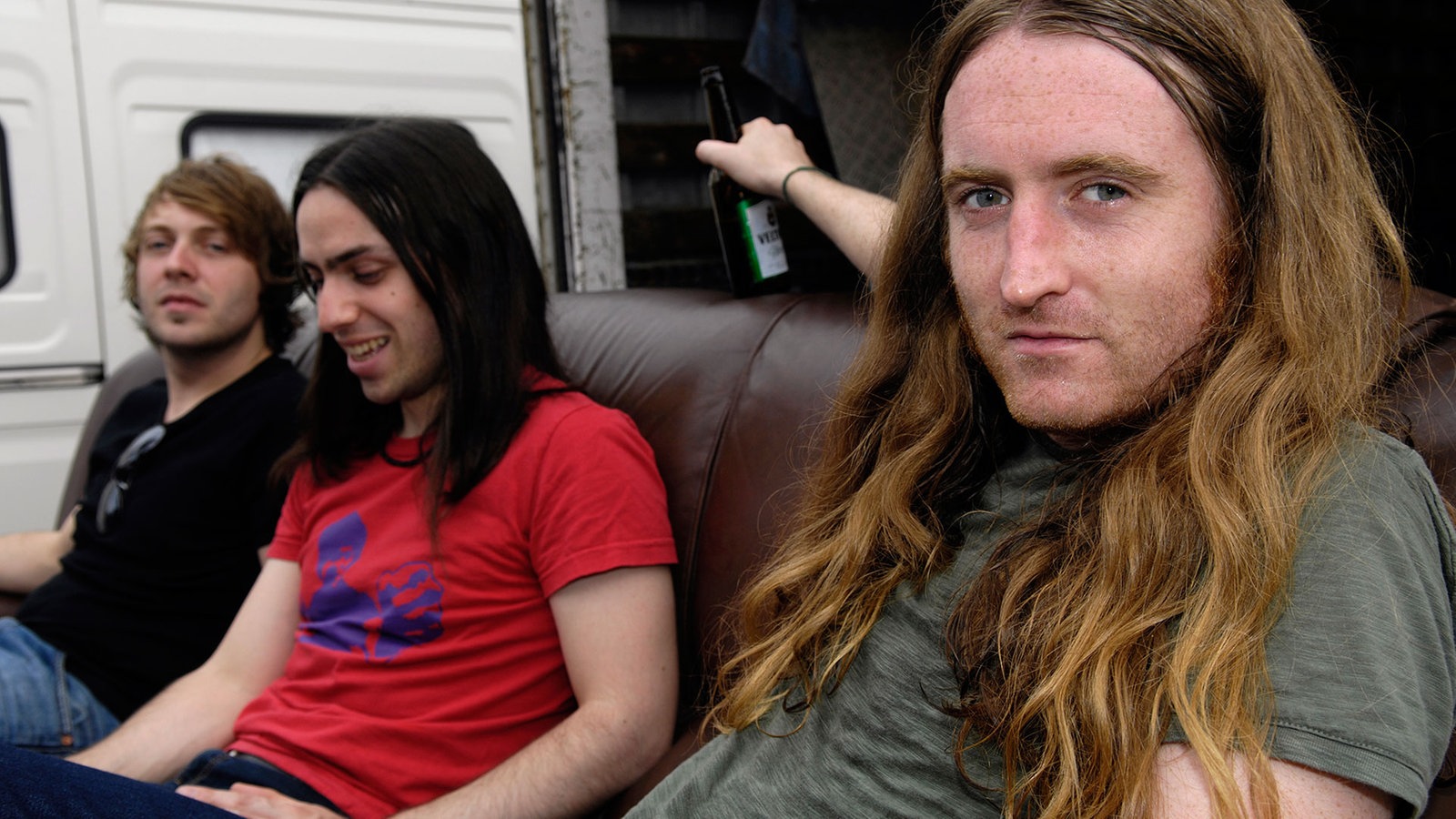 The Answer im Rahmen der Classic Rocknacht auf dem Sofa, Cormac Neeson hat eine Bierflasche in der Hand